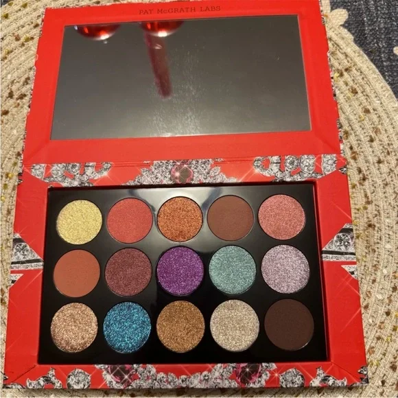 The Pat McGrath Labs Luminous Legends: Mega Eye Shadow Palette - Picture 3 of 6
